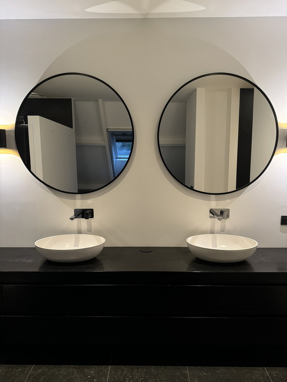 Image 1 of Grand miroir rond avec cadre noir