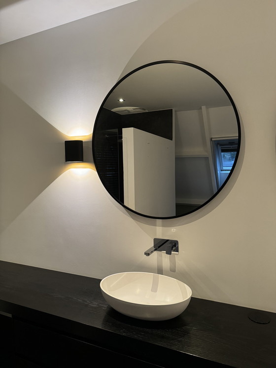 Image 1 of Grand miroir rond avec cadre noir