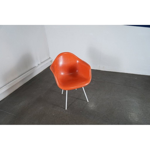 Chaise vintage en fibre de verre orange de Charles et Ray Eames pour Vitra, Allemagne 1960