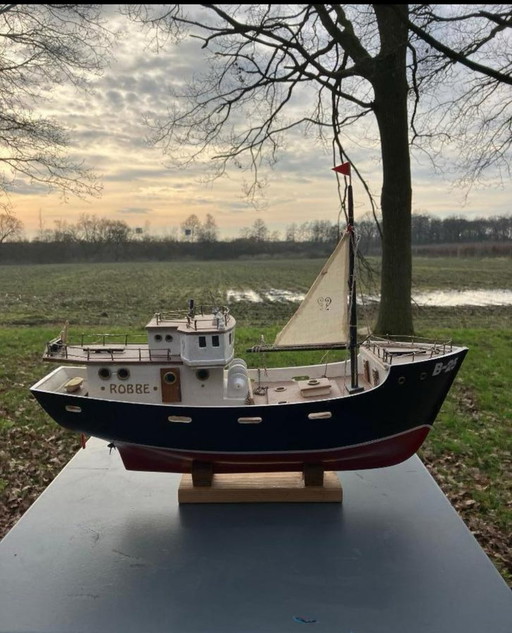 Maquette de bateau Robbe B25 - Modèle réduit détaillé en bois d'un voilier emblématique