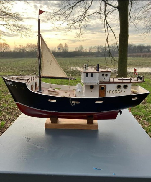 Maquette de bateau Robbe B25 - Modèle réduit détaillé en bois d'un voilier emblématique