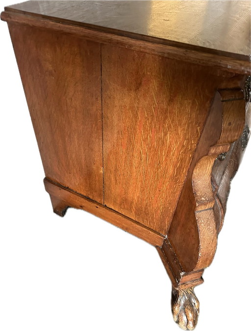 Commode ancienne avec pattes de lion