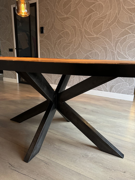 Image 1 of Table de salle à manger ovale à chevrons avec côté industriel et pied en étoile en acier