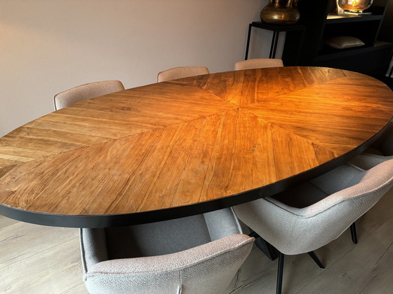 Image 1 of Table de salle à manger ovale à chevrons avec côté industriel et pied en étoile en acier