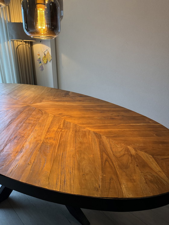 Image 1 of Table de salle à manger ovale à chevrons avec côté industriel et pied en étoile en acier