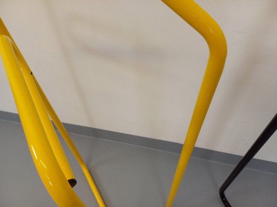 Image 1 of Suite De 2 Porte-Serviettes Ou Valets De Chambre Dépliants Vintage En Métal Jaune Et Noir Des Années 80