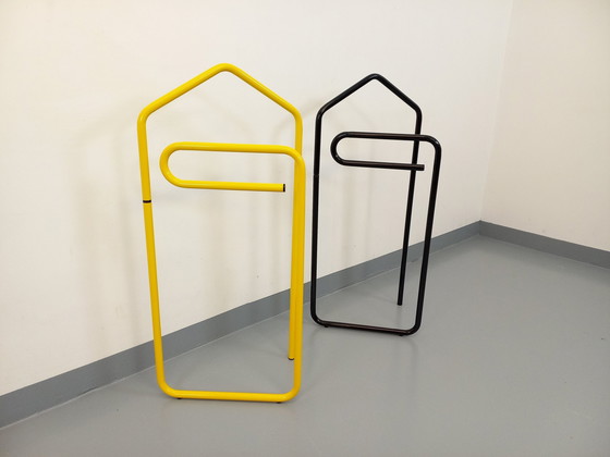 Image 1 of Suite De 2 Porte-Serviettes Ou Valets De Chambre Dépliants Vintage En Métal Jaune Et Noir Des Années 80