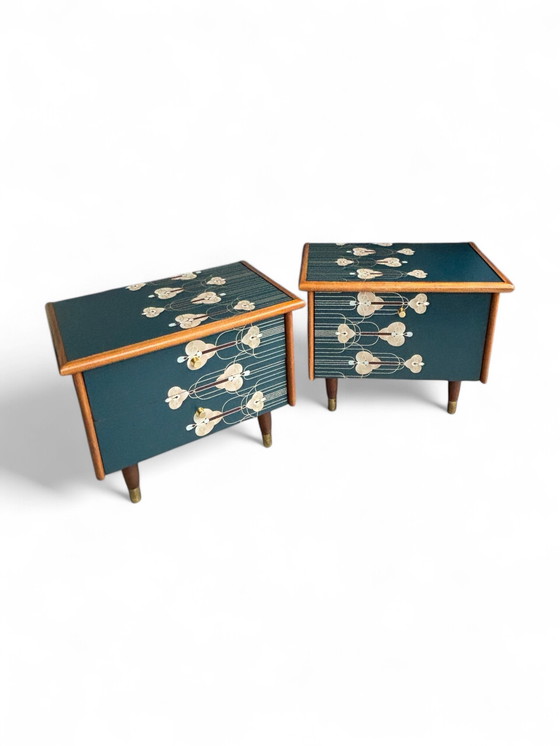 Image 1 of Tables de nuit vintage tapissées avec impression art déco en or et bleu