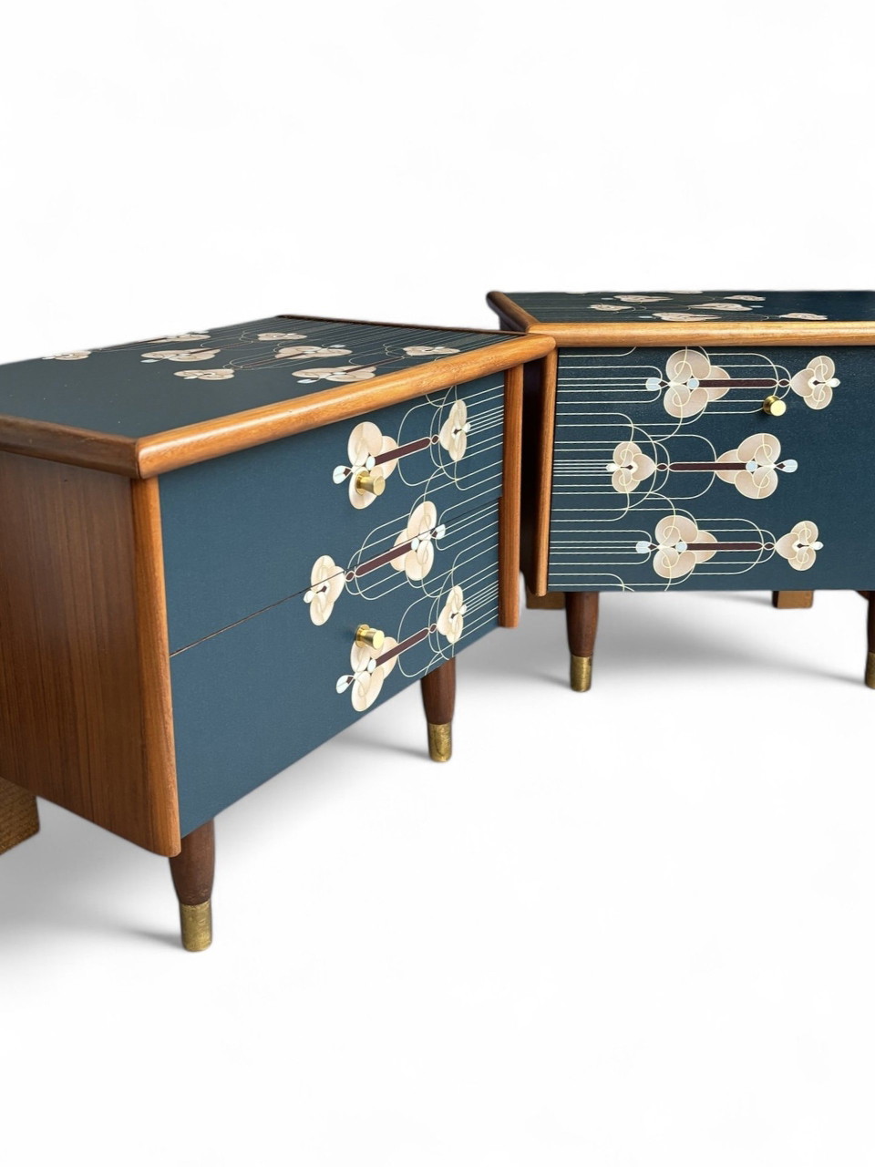 Tables de nuit vintage tapissées avec impression art déco en or et bleu