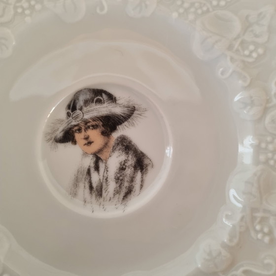 Image 1 of 14 Petites Assiettes Lierre Sauvage Et Femme Au Chapeau
