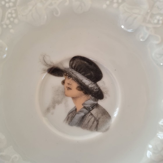 Image 1 of 14 Petites Assiettes Lierre Sauvage Et Femme Au Chapeau