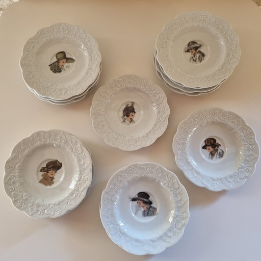 14 Petites Assiettes Lierre Sauvage Et Femme Au Chapeau