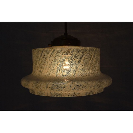 Image 1 of Lampe suspendue vintage en verre et laiton par Kamenicky Senov, Tchécoslovaquie 1960