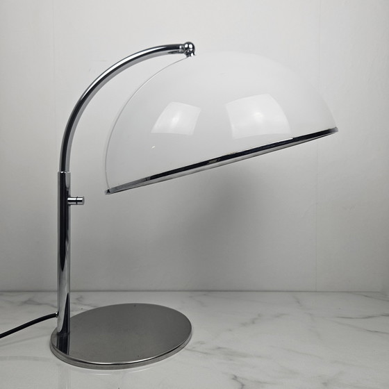 Image 1 of Lampe à poser vintage en chrome et acrylique blanc