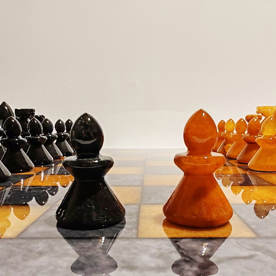 Image 1 of Jeu d'échecs 1970S en albâtre de Volterra sculpté à la main - noir et brun - Fabriqué en Italie. 40 cm