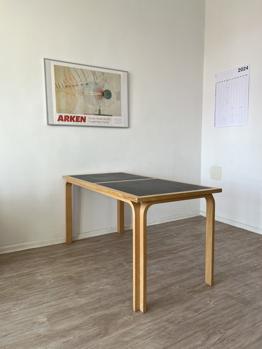 Table danoise Par Rud Thygesen & Johnny Sørensen Pour Botium