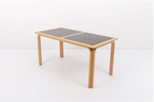 Table danoise Par Rud Thygesen & Johnny Sørensen Pour Botium