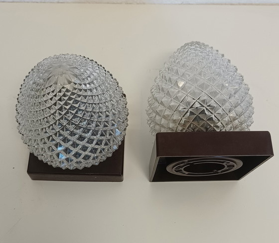 Image 1 of Deux plafonniers en forme de pomme de pin avec base en bakélite