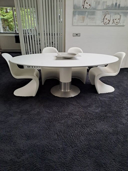 Table de salle à manger Cilo/Arco, Hpl blanc, plateau ovale, colonne laquée Rial 9003, socle en béton