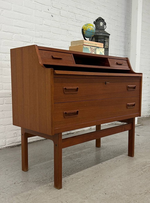 Bureau Arne Wahl Iversen, Secretaire