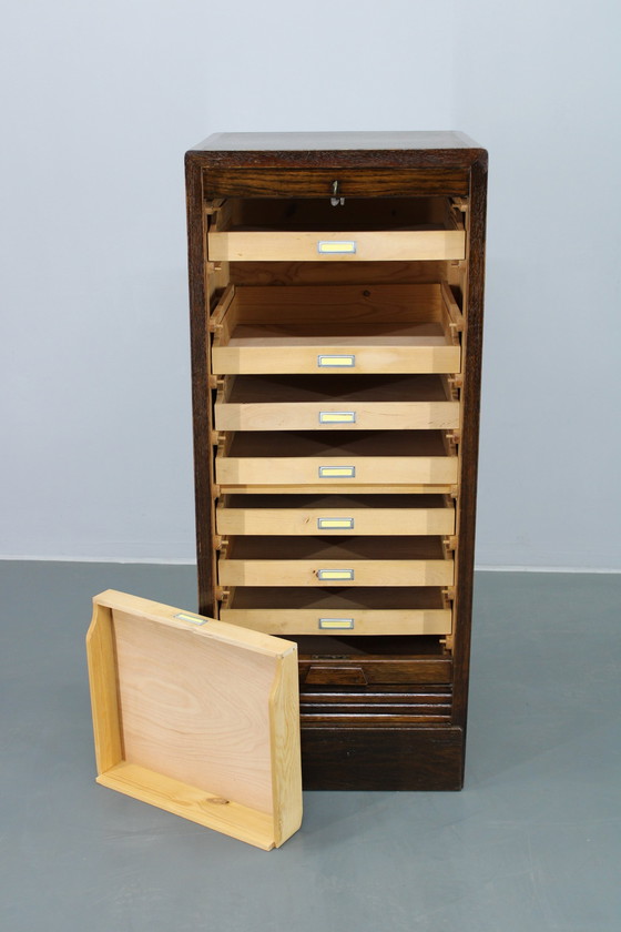Image 1 of Armoire de bureau à rideau en bois des années 1950