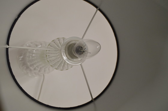 Image 1 of Lampe en verre, abat-jour noir/or