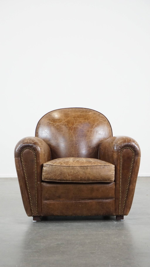 Fauteuil en cuir de boeuf hérité, fini avec des clous décoratifs