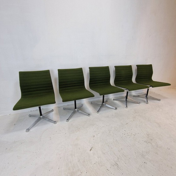 Image 1 of Ensemble de 5 chaises vintage Ea 105 par Charles et Ray Eames pour Herman Miller, 1970