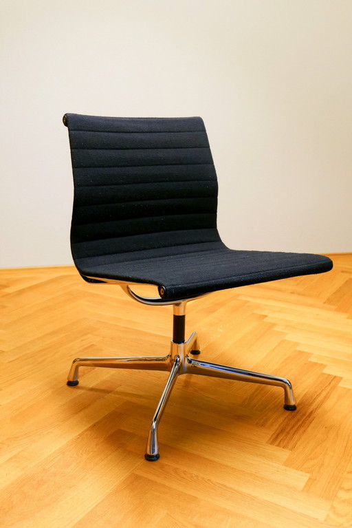 Vitra Ea 101 Aluminium Chair | Housse en hopsack, couleur Nero | Pied 4 étoiles chromé