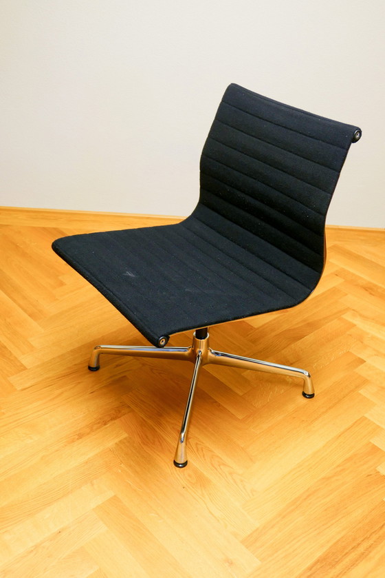 Image 1 of Vitra Ea 101 Aluminium Chair | Housse en hopsack, couleur Nero | Pied 4 étoiles chromé