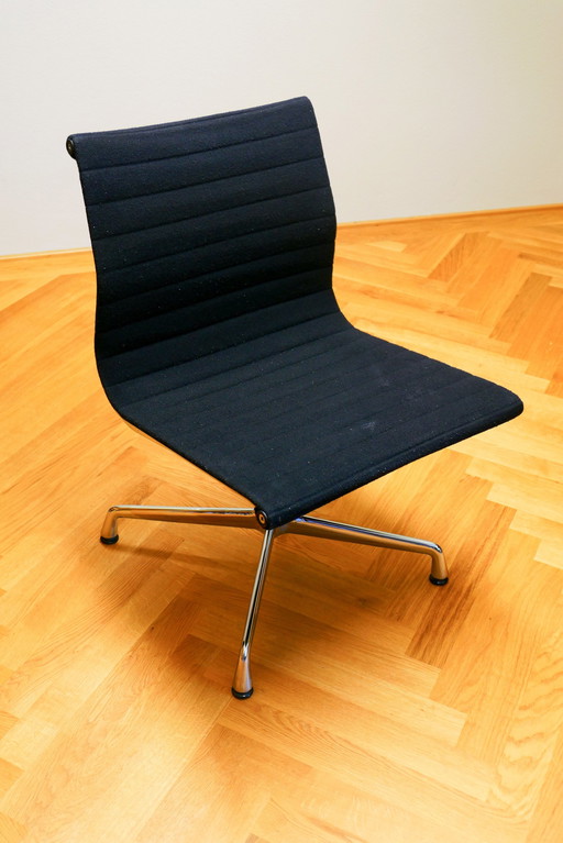 Vitra Ea 101 Aluminium Chair | Housse en hopsack, couleur Nero | Pied 4 étoiles chromé