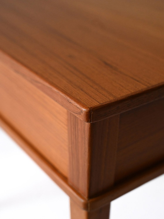 Image 1 of Table de nuit vintage en teck avec poignée en métal doré - Mid-Century Scandinavian Bedside Table