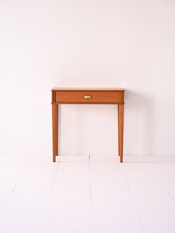 Image 1 of Table de nuit vintage en teck avec poignée en métal doré - Mid-Century Scandinavian Bedside Table