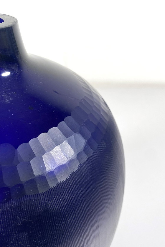 Image 1 of Vase en verre sculpté bleu