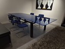 Table de salle à manger au design unique et moderne - Structure en acier - Verre bleu