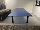 Table de salle à manger au design unique et moderne - Structure en acier - Verre bleu