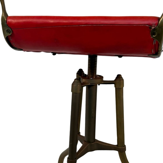 Image 1 of Tabouret ancien en fonte, pliable, avec tapisserie en velours capitonné. - Chaise de barbier