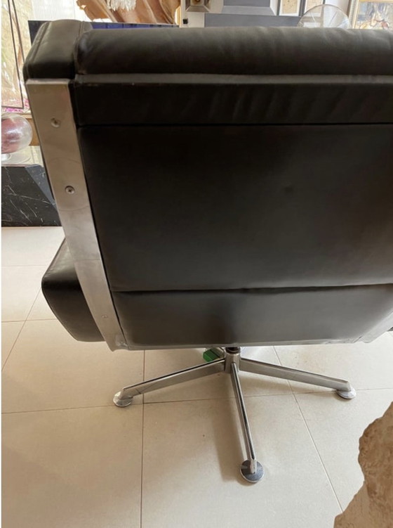 Image 1 of Robin Day James Bond Movies Prototype en cuir avec système audio fonctionnel , 1960S