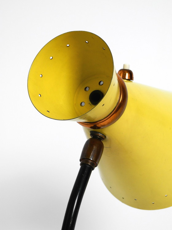 Image 1 of Magnifique grande lampe de table tripode moderne du milieu du siècle avec abat-jour en diabolo jaune et col réglable