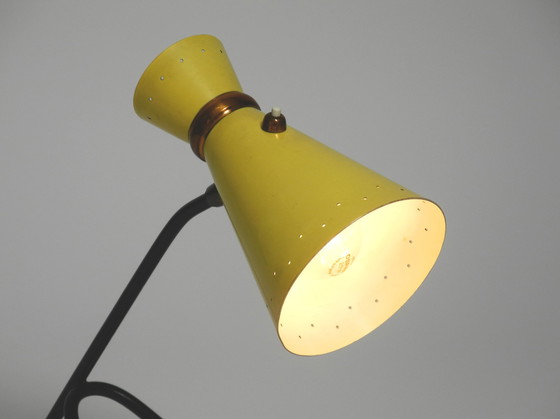 Image 1 of Magnifique grande lampe de table tripode moderne du milieu du siècle avec abat-jour en diabolo jaune et col réglable