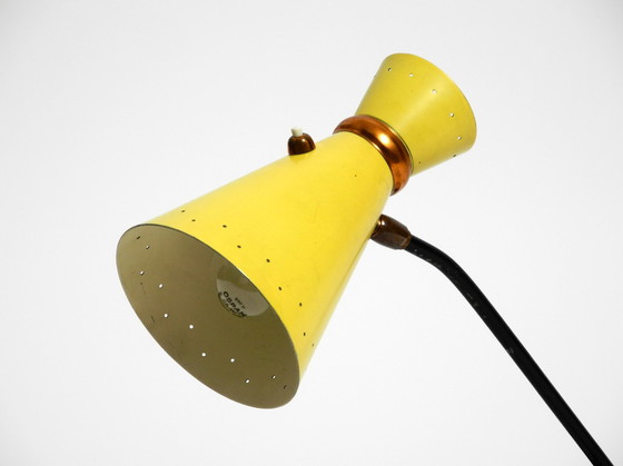 Image 1 of Magnifique grande lampe de table tripode moderne du milieu du siècle avec abat-jour en diabolo jaune et col réglable