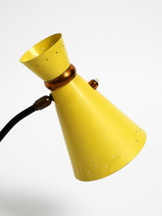 Image 1 of Magnifique grande lampe de table tripode moderne du milieu du siècle avec abat-jour en diabolo jaune et col réglable