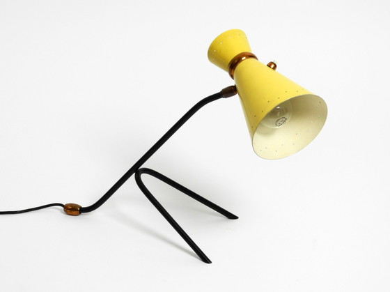 Image 1 of Magnifique grande lampe de table tripode moderne du milieu du siècle avec abat-jour en diabolo jaune et col réglable