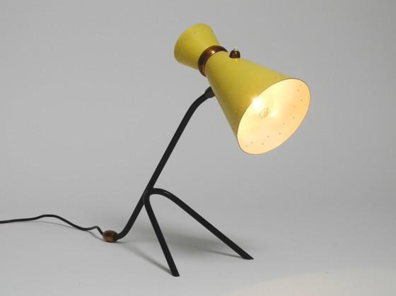 Image 1 of Magnifique grande lampe de table tripode moderne du milieu du siècle avec abat-jour en diabolo jaune et col réglable