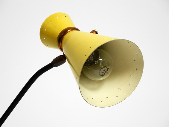 Image 1 of Magnifique grande lampe de table tripode moderne du milieu du siècle avec abat-jour en diabolo jaune et col réglable