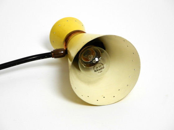 Image 1 of Magnifique grande lampe de table tripode moderne du milieu du siècle avec abat-jour en diabolo jaune et col réglable