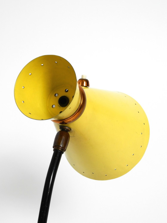 Image 1 of Magnifique grande lampe de table tripode moderne du milieu du siècle avec abat-jour en diabolo jaune et col réglable