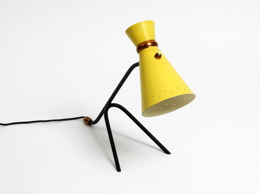 Magnifique grande lampe de table tripode moderne du milieu du siècle avec abat-jour en diabolo jaune et col réglable