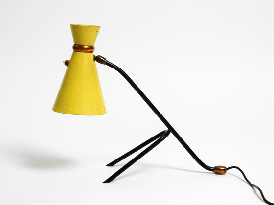 Image 1 of Magnifique grande lampe de table tripode moderne du milieu du siècle avec abat-jour en diabolo jaune et col réglable