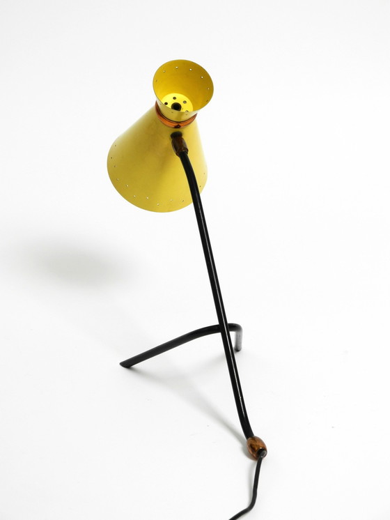 Image 1 of Magnifique grande lampe de table tripode moderne du milieu du siècle avec abat-jour en diabolo jaune et col réglable